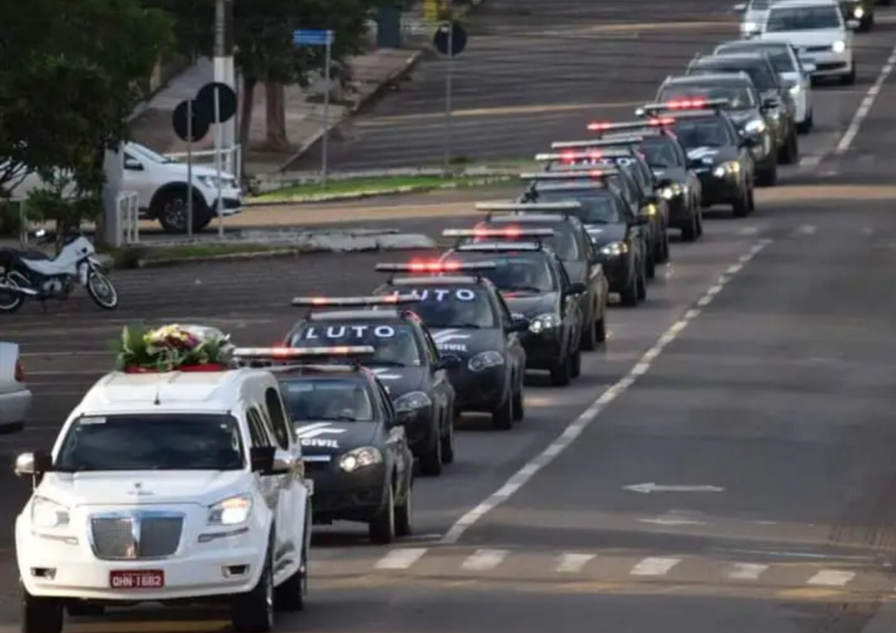 Emoção Colegas e amigos prestam a última homenagem ao policial civil