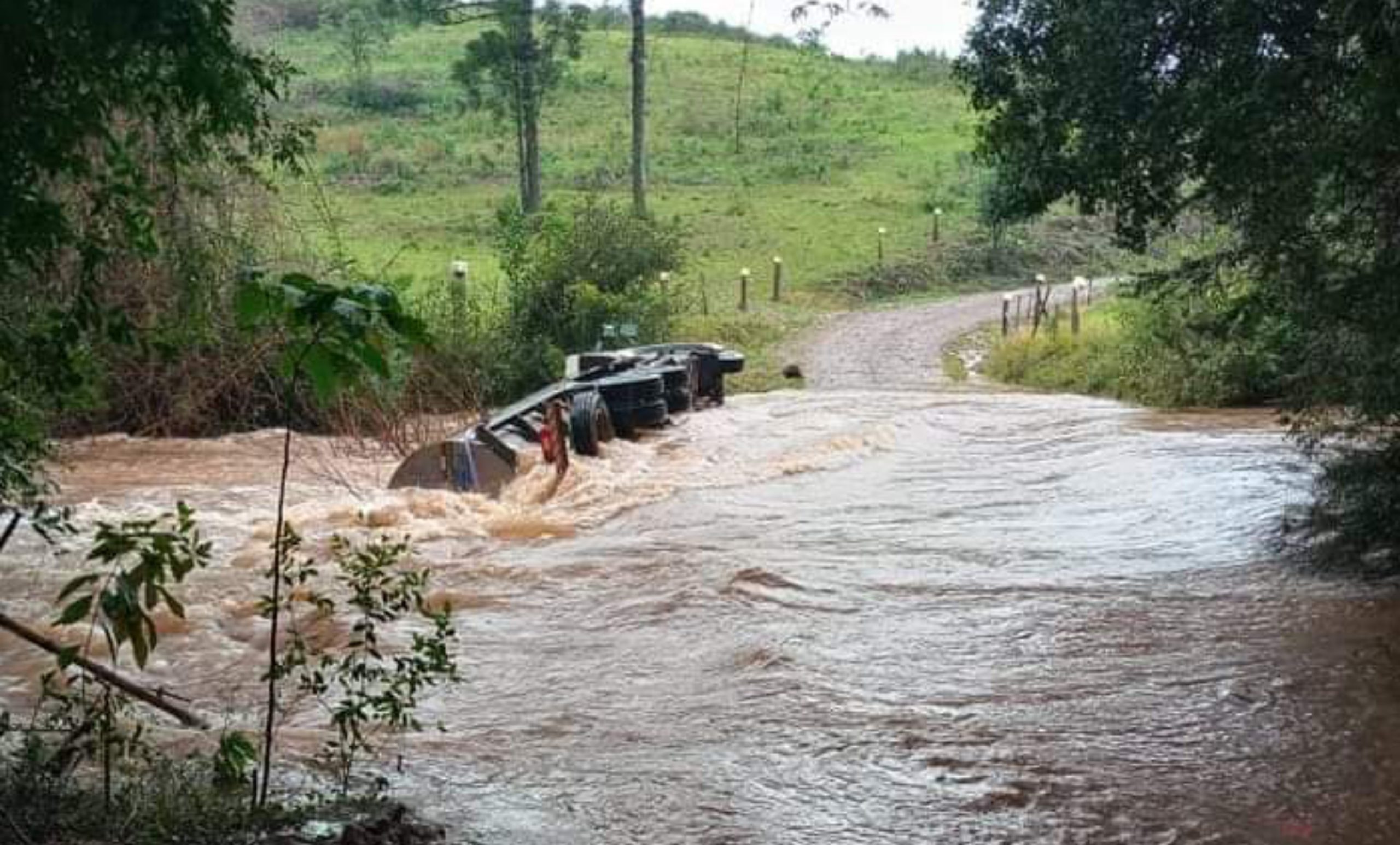 Caminh O Tomba Ao Tentar Atravessar Ponte No Interior Do Rio Grande Do