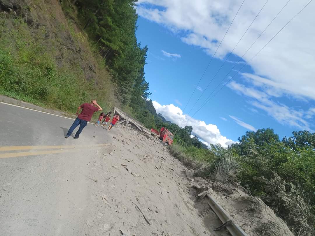 Carreta Tomba Na Sc Em Alfredo Wagner O Janel O