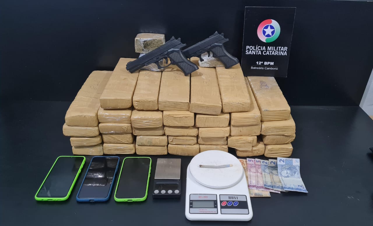 Pol Cia Militar Apreende Grande Quantidade De Drogas Em Cambori O